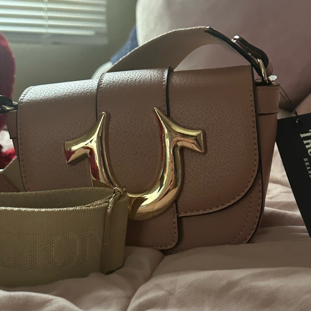 True religion bag brand new got it as a gift and never used it.